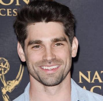 Justin Gaston Actor, Bio, Wiki, Age, Wife, Miley Cyrus, and Net。